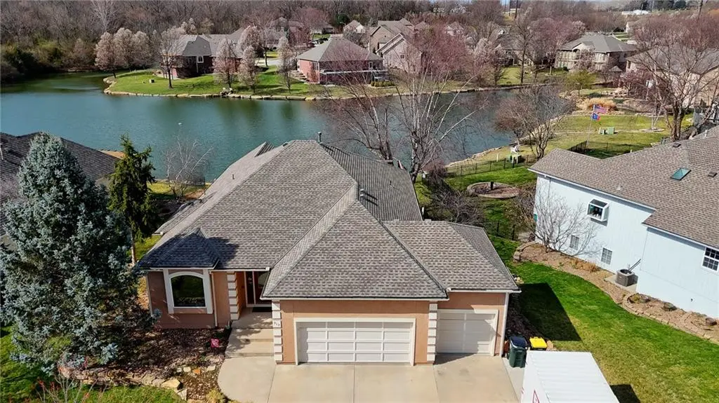 913 Oakmont DR, Lansing, KS 66043