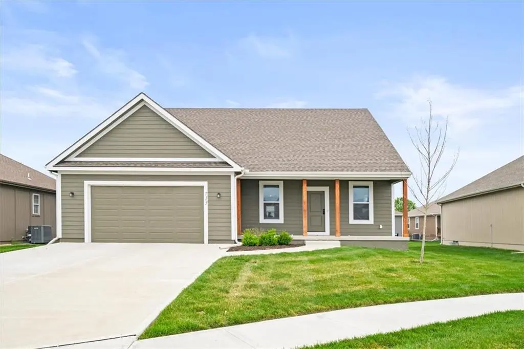 713 Redtop LN, Raymore, MO 64083