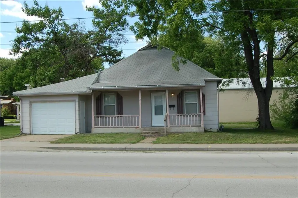 211 W Ohio ST, Clinton, MO 64735