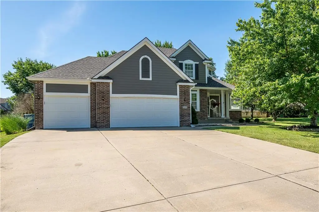 345 SE Canterbury LN, Lee's Summit, MO 64063