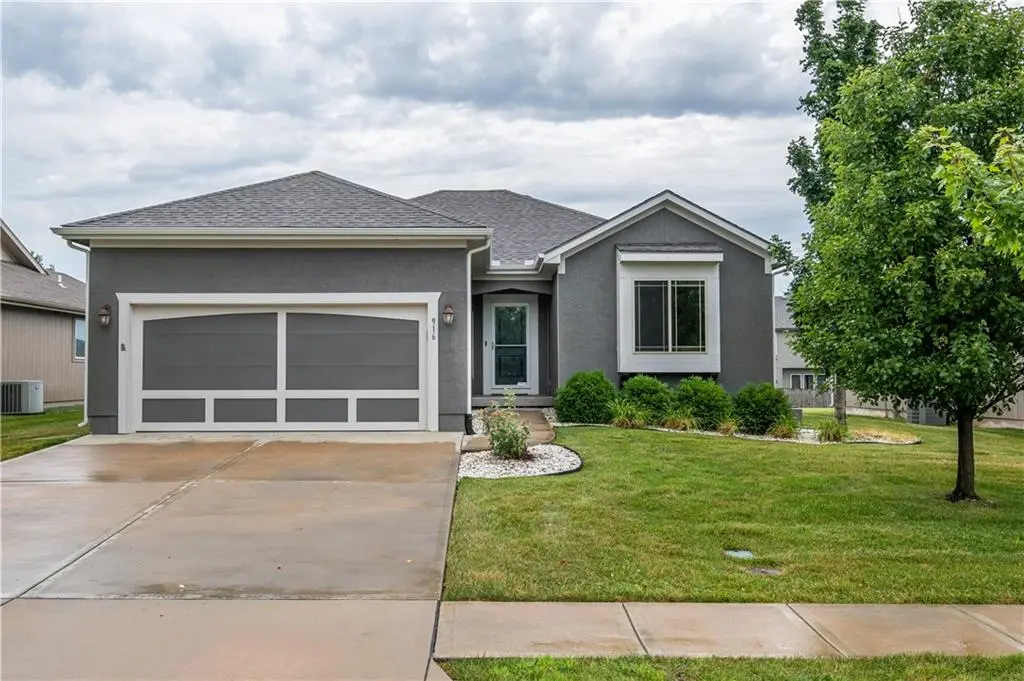 916 SE Amber CT, Blue Springs, MO 64014