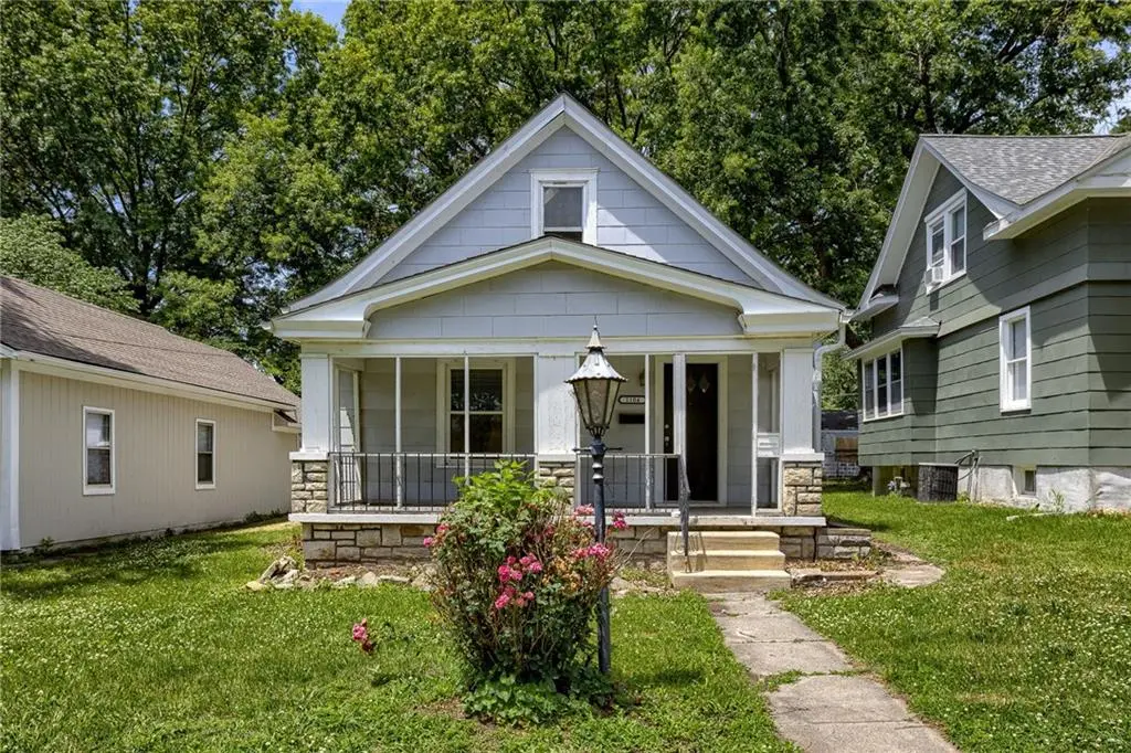 1104 S Woodland AVE, Independence, MO 64050