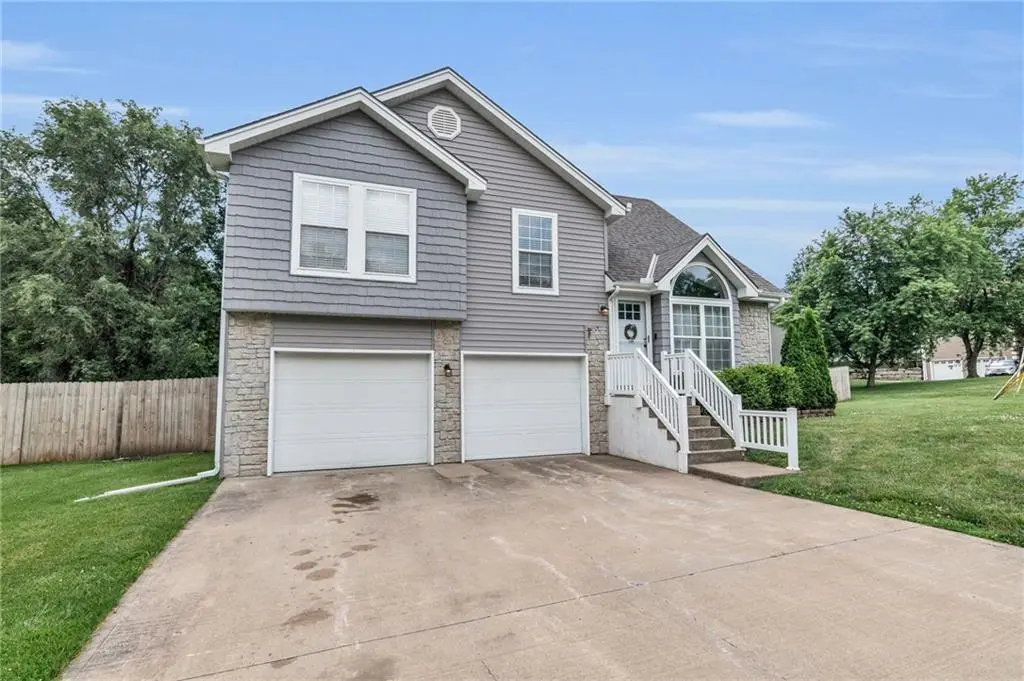 1004 Sam G Hiner DR, Cameron, MO 64429