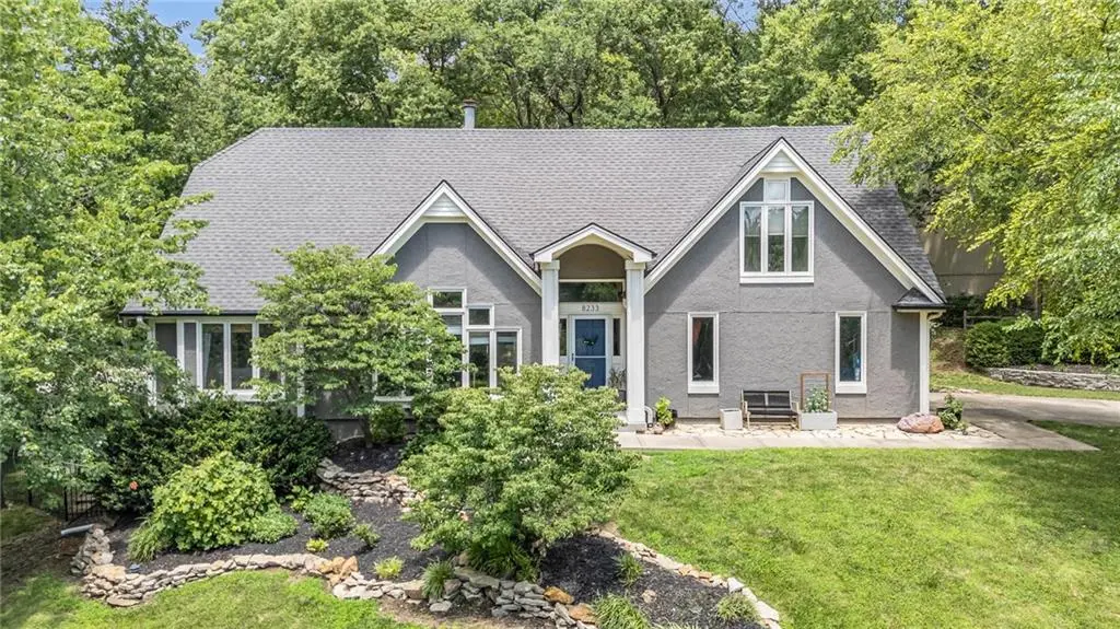 8233 NW Weatherby DR, Weatherby Lake, MO 64152
