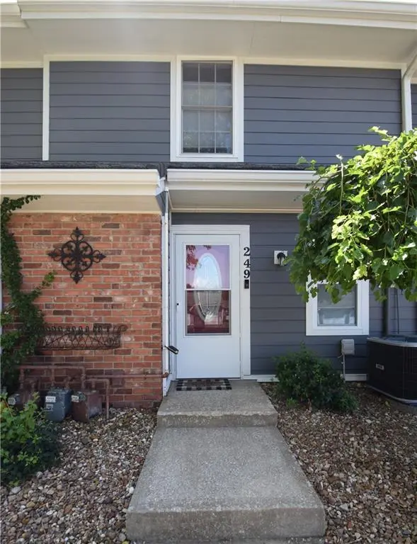 249 NE Bayview DR, Lee's Summit, MO 64064