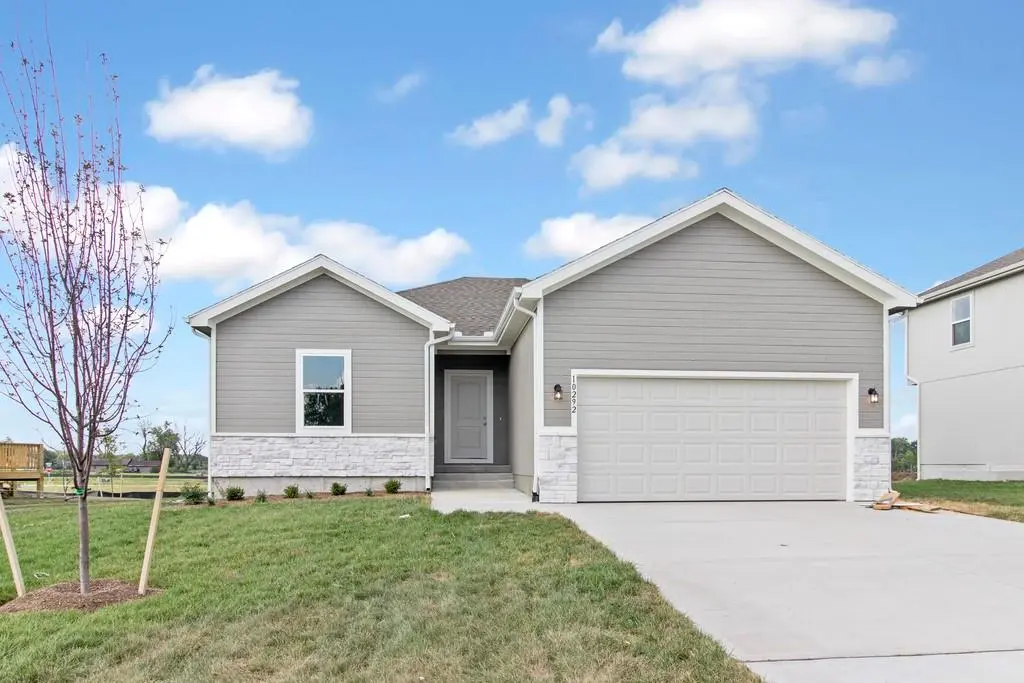10292 Lucca LN, Peculiar, MO 64078