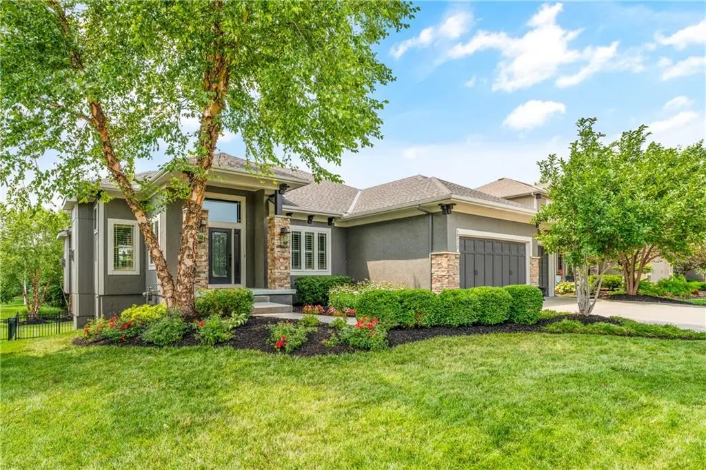 10715 W 158th TER, Overland Park, KS 66221
