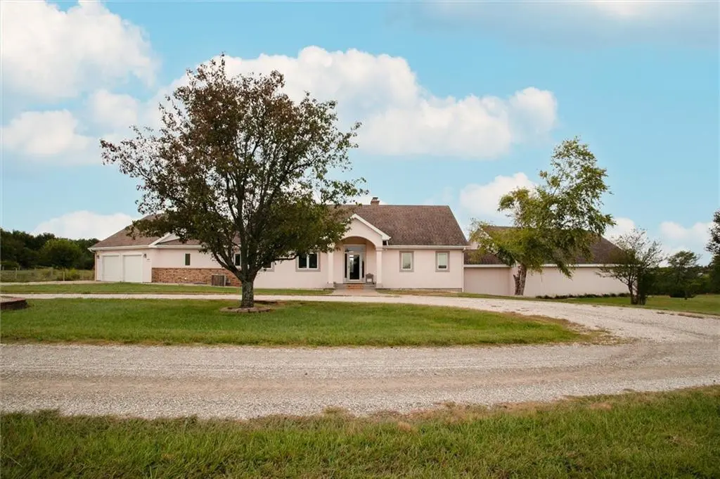 2440 Meadow Lake DR, Ottawa, KS 66067