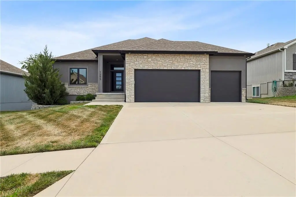 1293 NW Lindenwood DR, Grain Valley, MO 64029