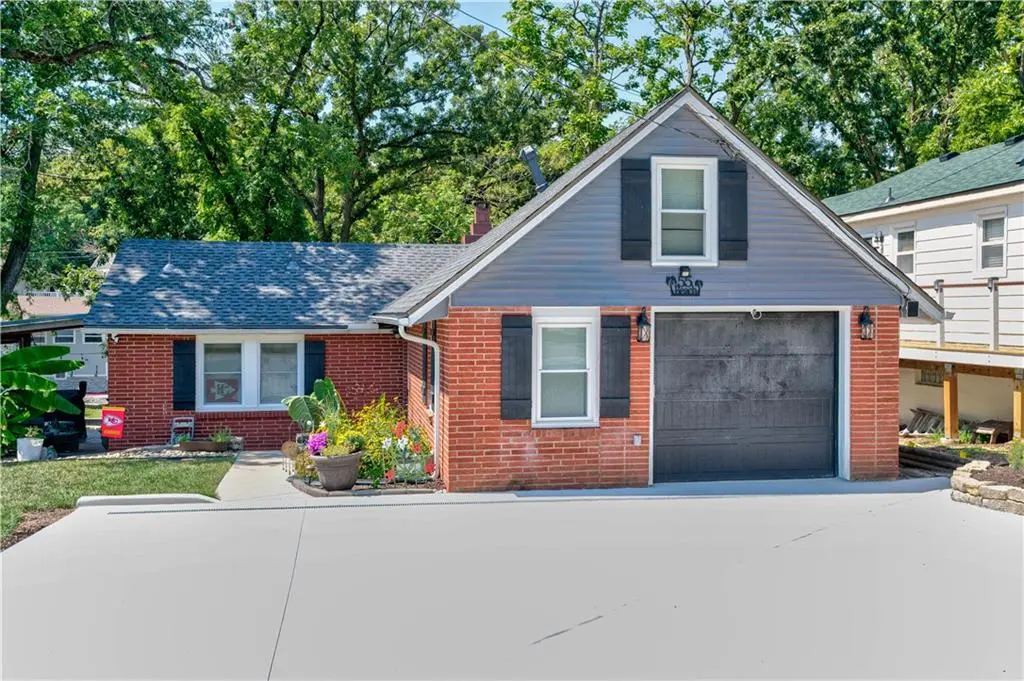 55 Beach DR, Lake Tapawingo, MO 64015