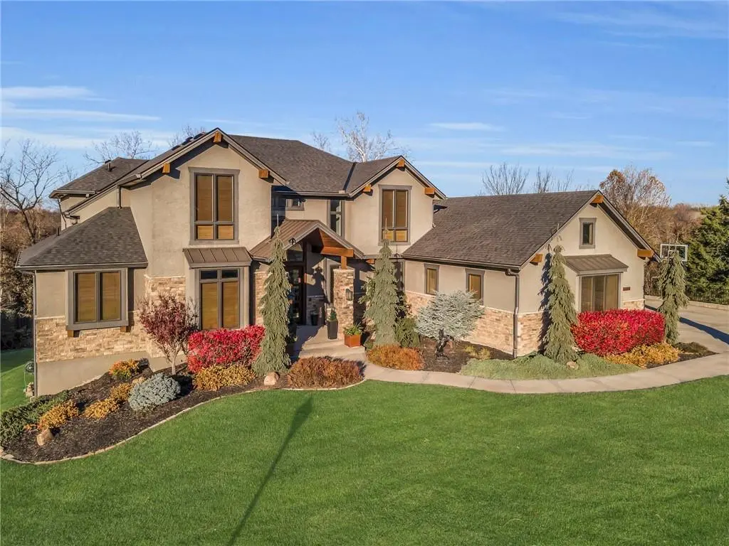 7067 NW Scenic DR, Parkville, MO 64152
