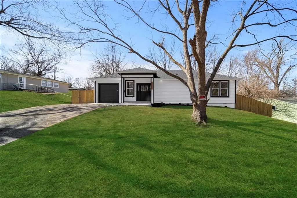 5704 N Woodland AVE, Gladstone, MO 64118