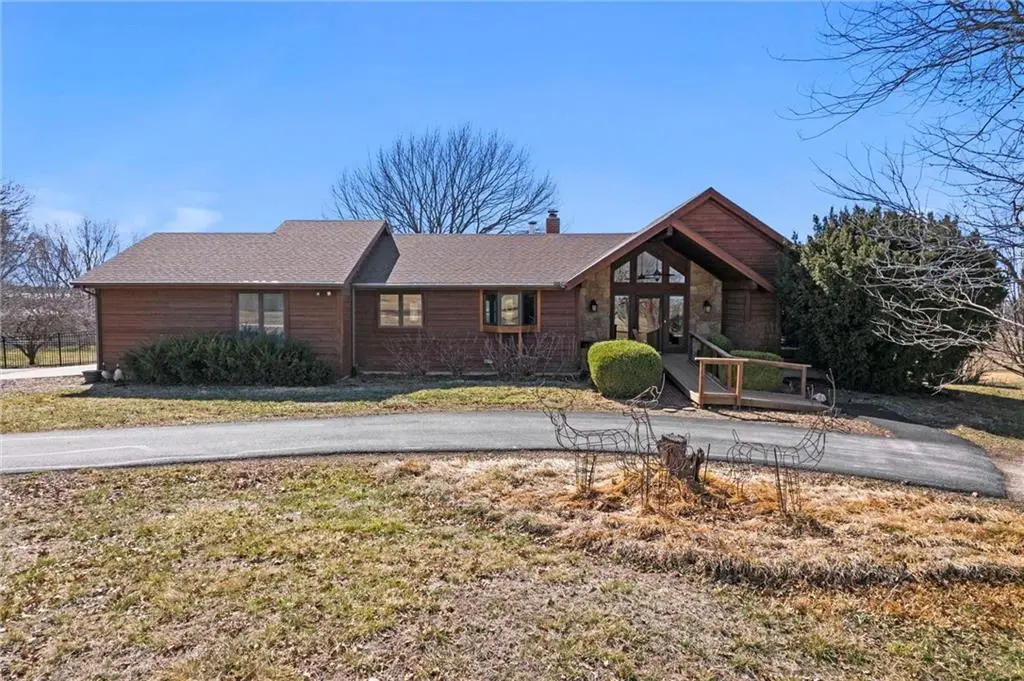 1251 E 1900 RD, Lawrence, KS 66046