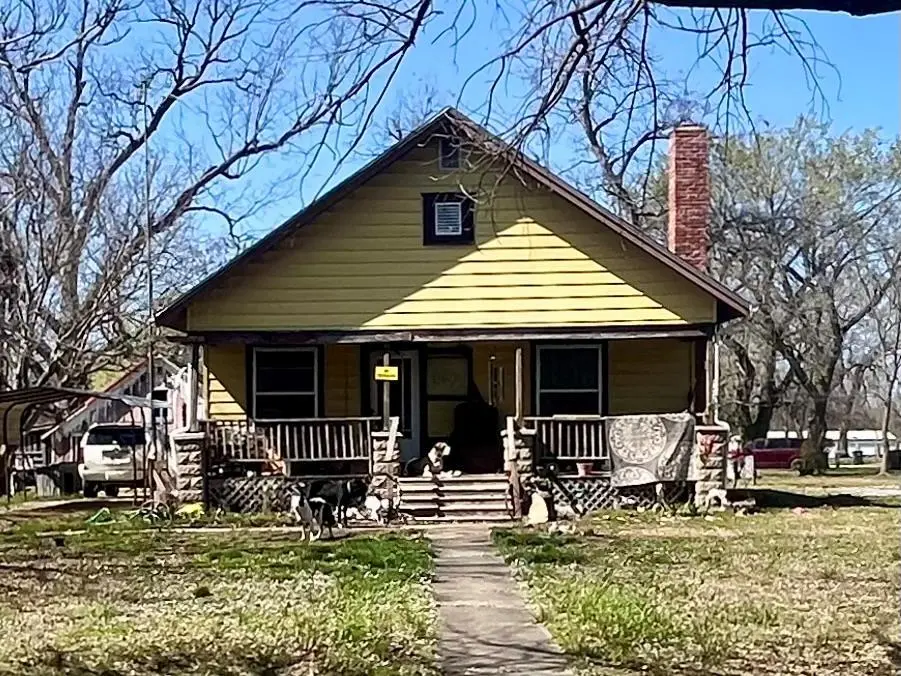 220 N 8th ST, Chetopa, KS 67336