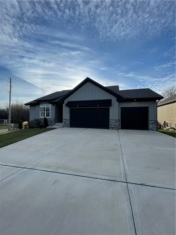 1901 Ridge Tree DR, Pleasant Hill, MO 64080