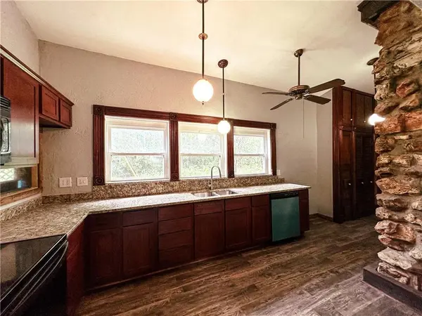 28355 Panorama RD, Warsaw, MO 65355