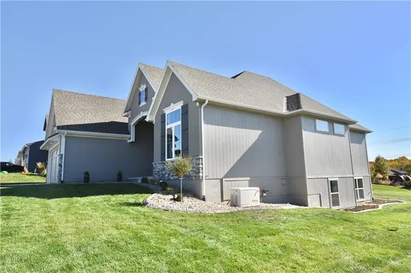 8001 NE 76th TER, Kansas City, MO 64157
