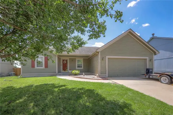 925 Witch Hollow ST, Gardner, KS 66030