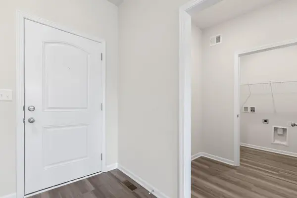 2106 Creek View LN, Raymore, MO 64083