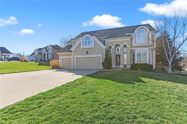 5608 NE HOLIDAY DR, Lee's Summit, MO 64064