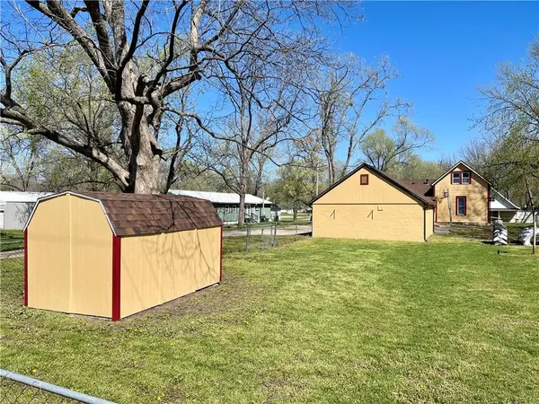 302 Pearl ST, East Lynne, MO 64743