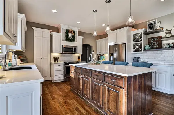 1582 Woodland RD, Greenwood, MO 64034
