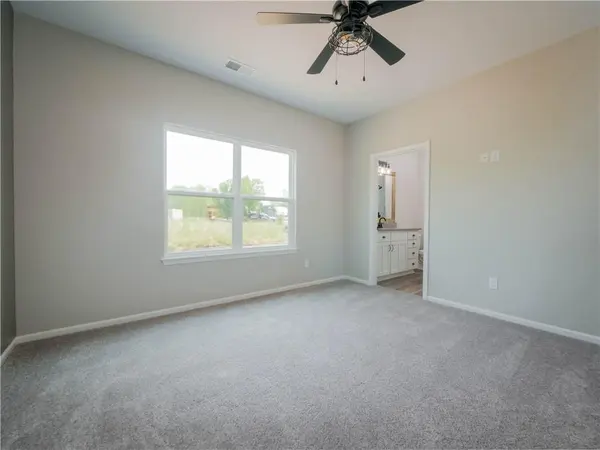 402 NE Poplar CT, Oak Grove, MO 64075
