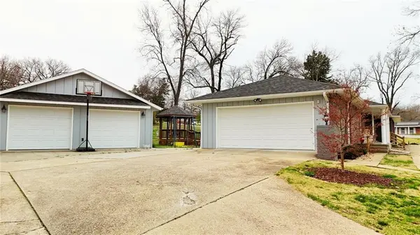 188 Country Club DR, Nevada, MO 64772