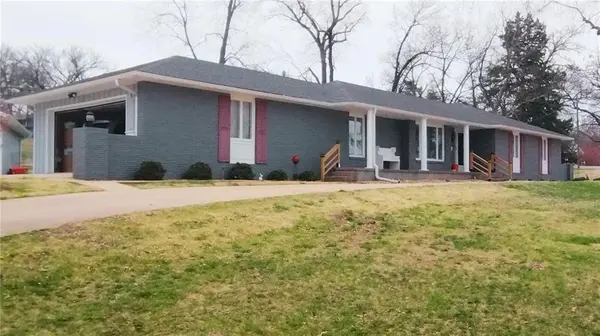 188 Country Club DR, Nevada, MO 64772