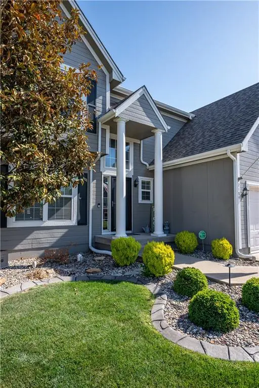 2104 SW Eyrie RD, Lee's Summit, MO 64082