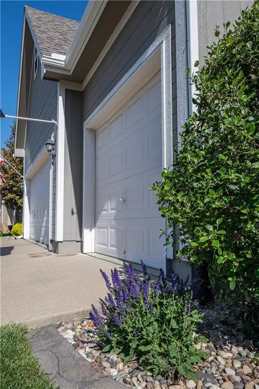 2104 SW Eyrie RD, Lee's Summit, MO 64082
