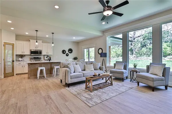 910 NW Crestwood DR, Grain Valley, MO 64029