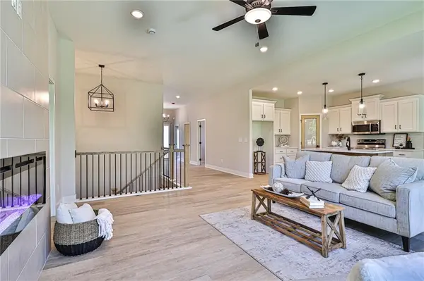 910 NW Crestwood DR, Grain Valley, MO 64029