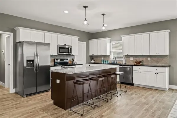713 Redtop LN, Raymore, MO 64083