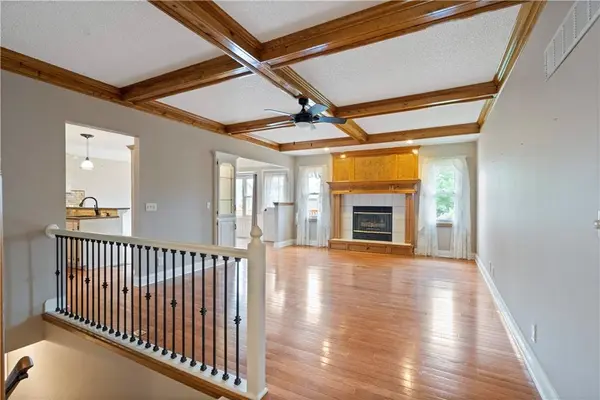 703 E 16th ST, Kearney, MO 64060