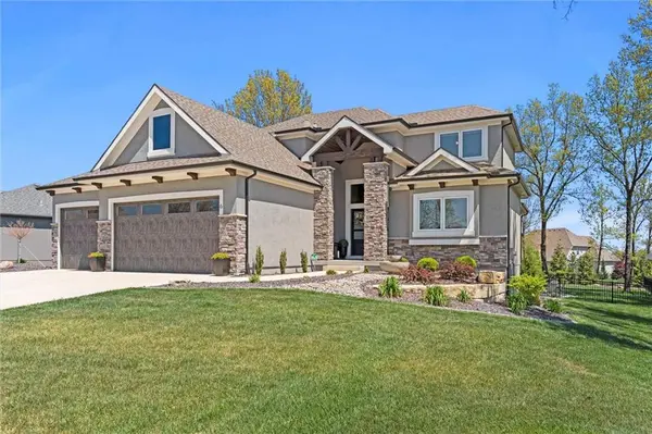 6 Grand Prairie DR, Lake Winnebago, MO 64034