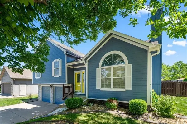 2900 NE Ridge Creek DR, Blue Springs, MO 64014