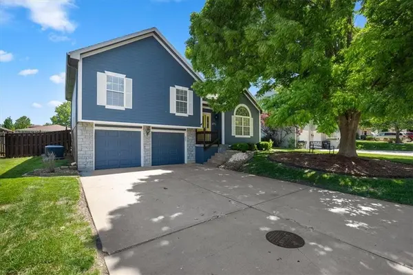 2900 NE Ridge Creek DR, Blue Springs, MO 64014