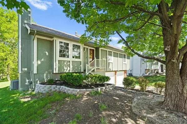 7114 Sobbie RD, Pleasant Valley, MO 64068
