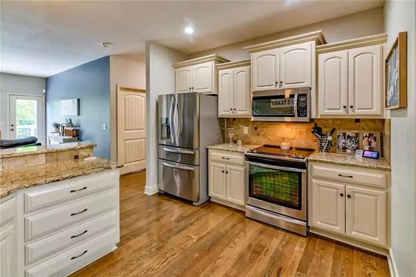 4213 NE Hideaway DR, Lee's Summit, MO 64064