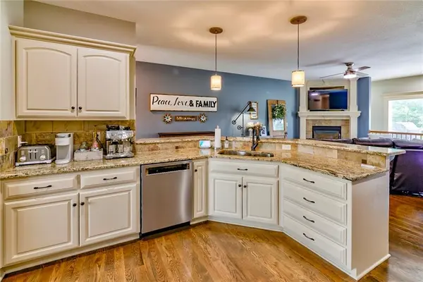 4213 NE Hideaway DR, Lee's Summit, MO 64064
