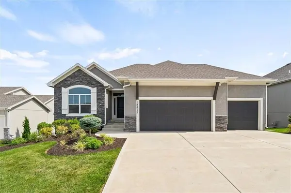 12815 W 172 TER, Overland Park, KS 66221