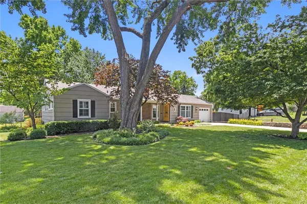 5401 W 70th TER, Prairie Village, KS 66208
