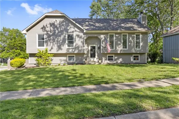 12801 S Seminole DR, Olathe, KS 66062