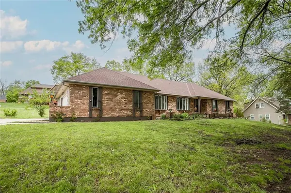 7110 E 70th ST, Kansas City, MO 64133