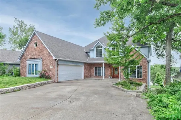 12 Anchor DR, Lake Tapawingo, MO 64015