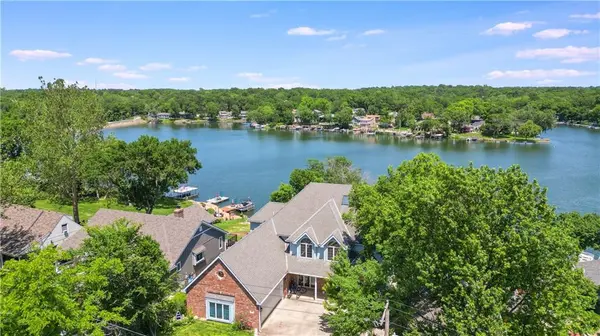 12 Anchor DR, Lake Tapawingo, MO 64015