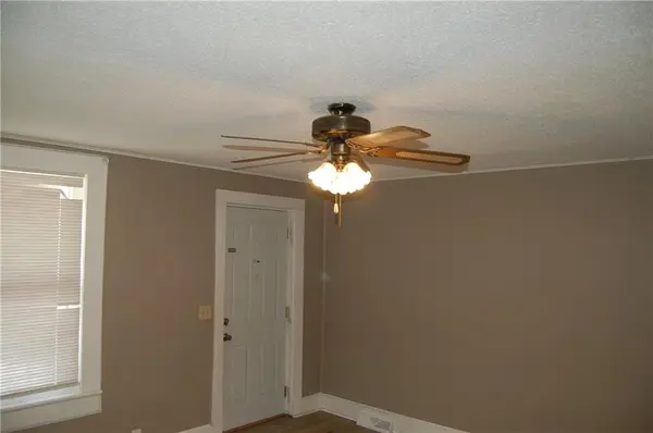 211 W Ohio ST, Clinton, MO 64735