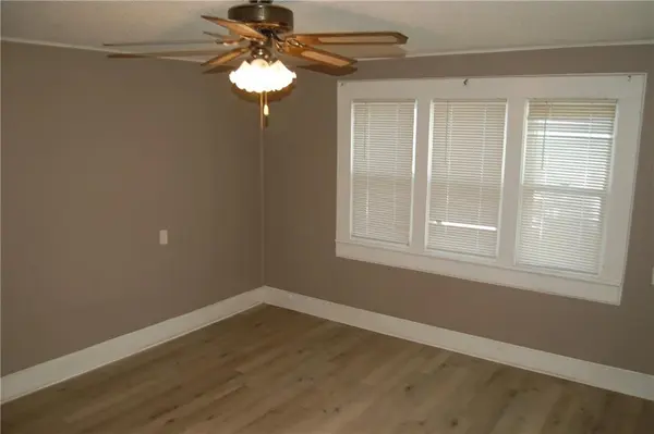 211 W Ohio ST, Clinton, MO 64735