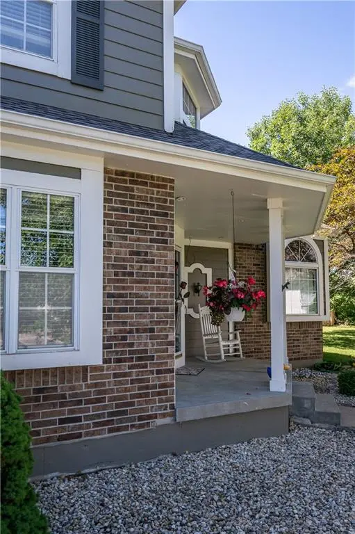 345 SE Canterbury LN, Lee's Summit, MO 64063